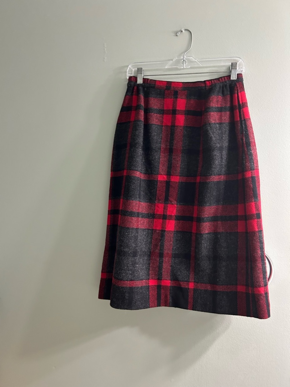 Beautiful vintage 100% wool plaid pleated skirt red and black made in USA - Picture 3 of 7